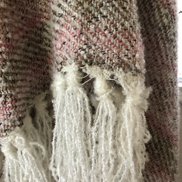 Beautiful anthropology, pink and cream shawl with arm holes. One size. - Picture 4 of 4